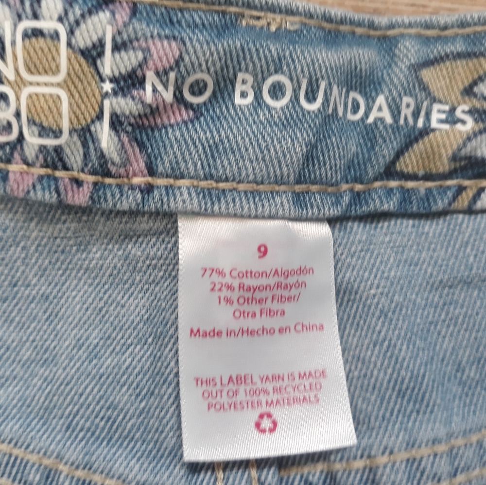 No Boundaries Daisy Distressed Jean Shorts / Junior's 9 Waist 28" Flower Shorts - Picture 6 of 14